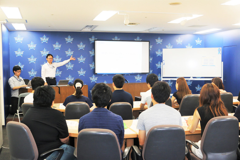 Special lectures held by top-level business professionals or lectures in English